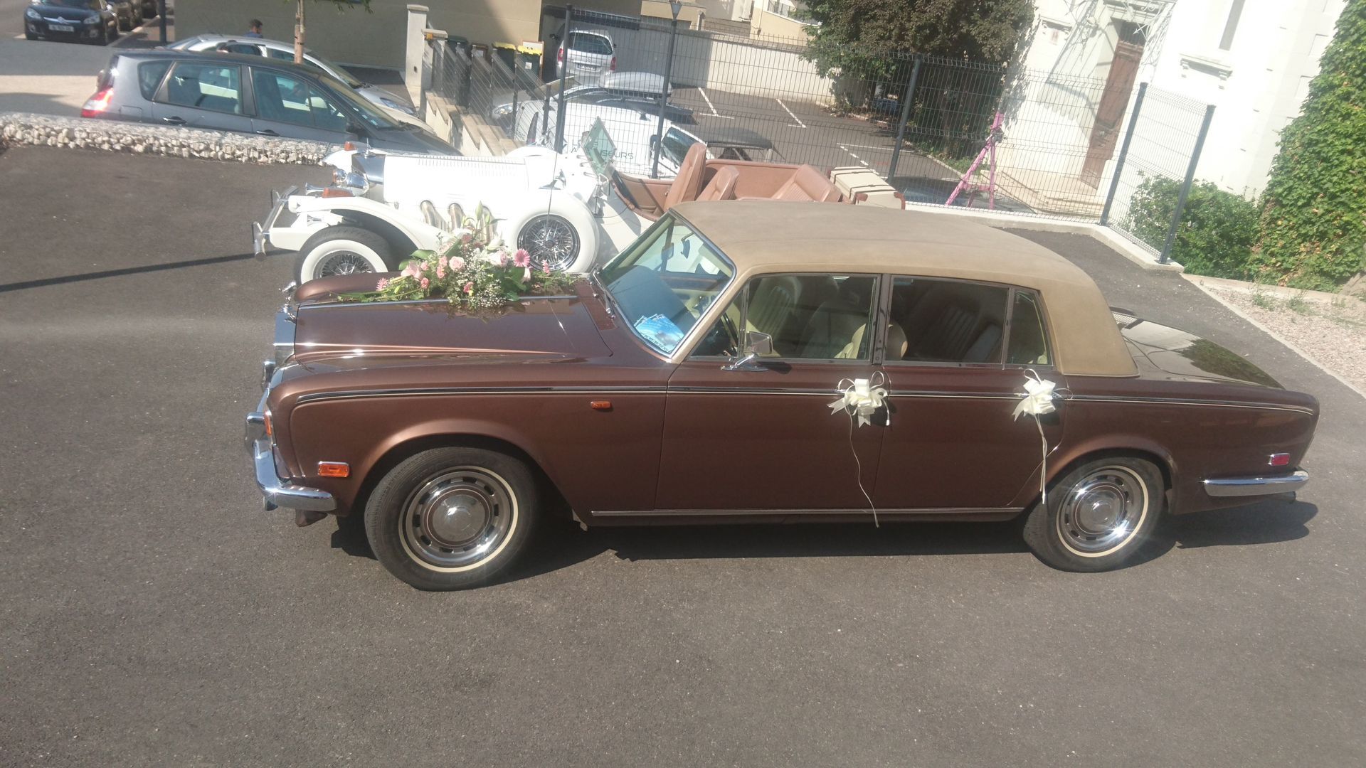 Une voiture ancienne dans un stationnement