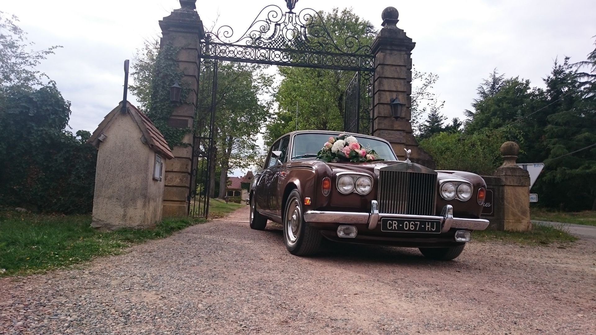 Une voiture ancienne devant un portail