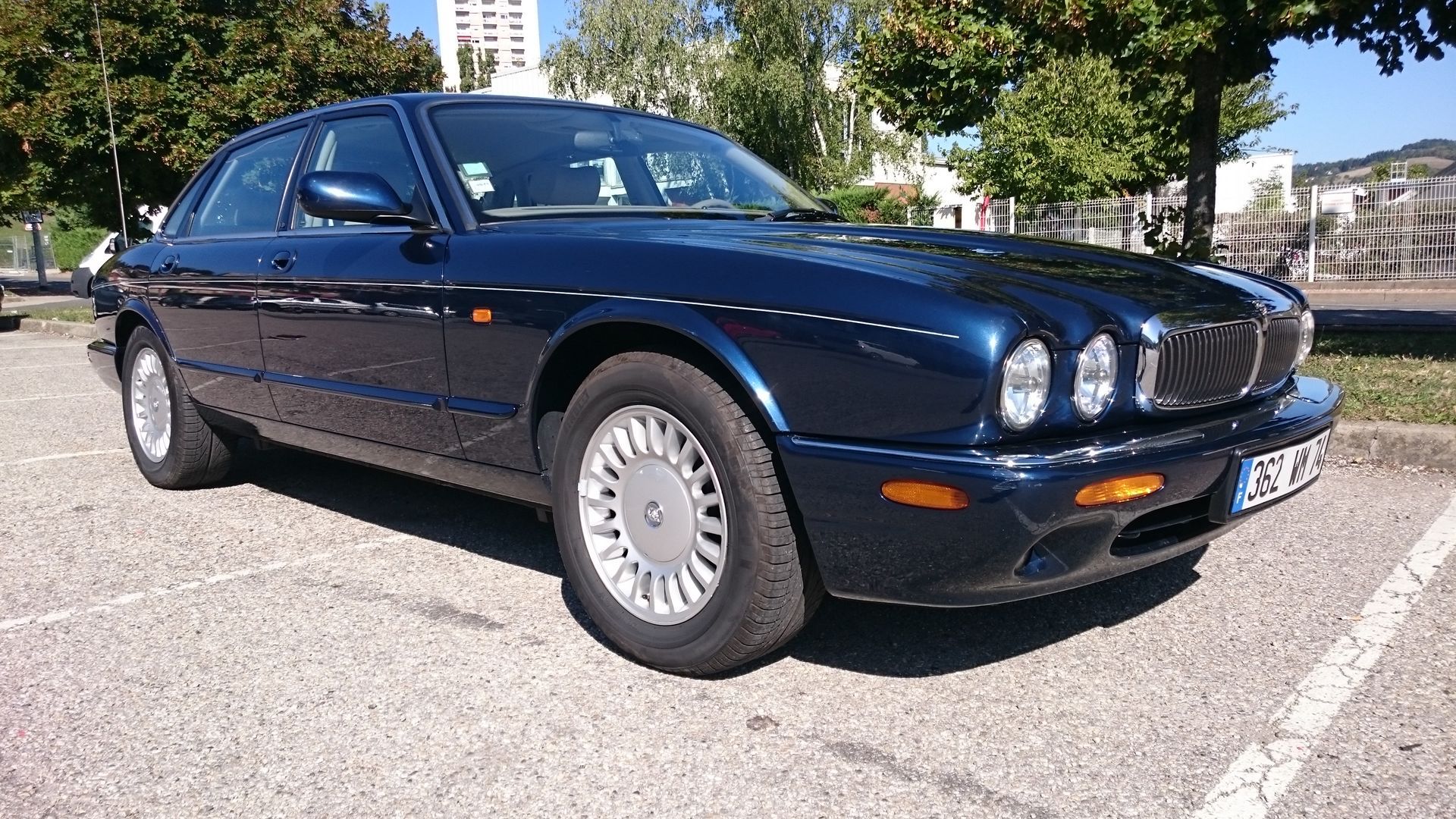 Une voiture bleu foncé