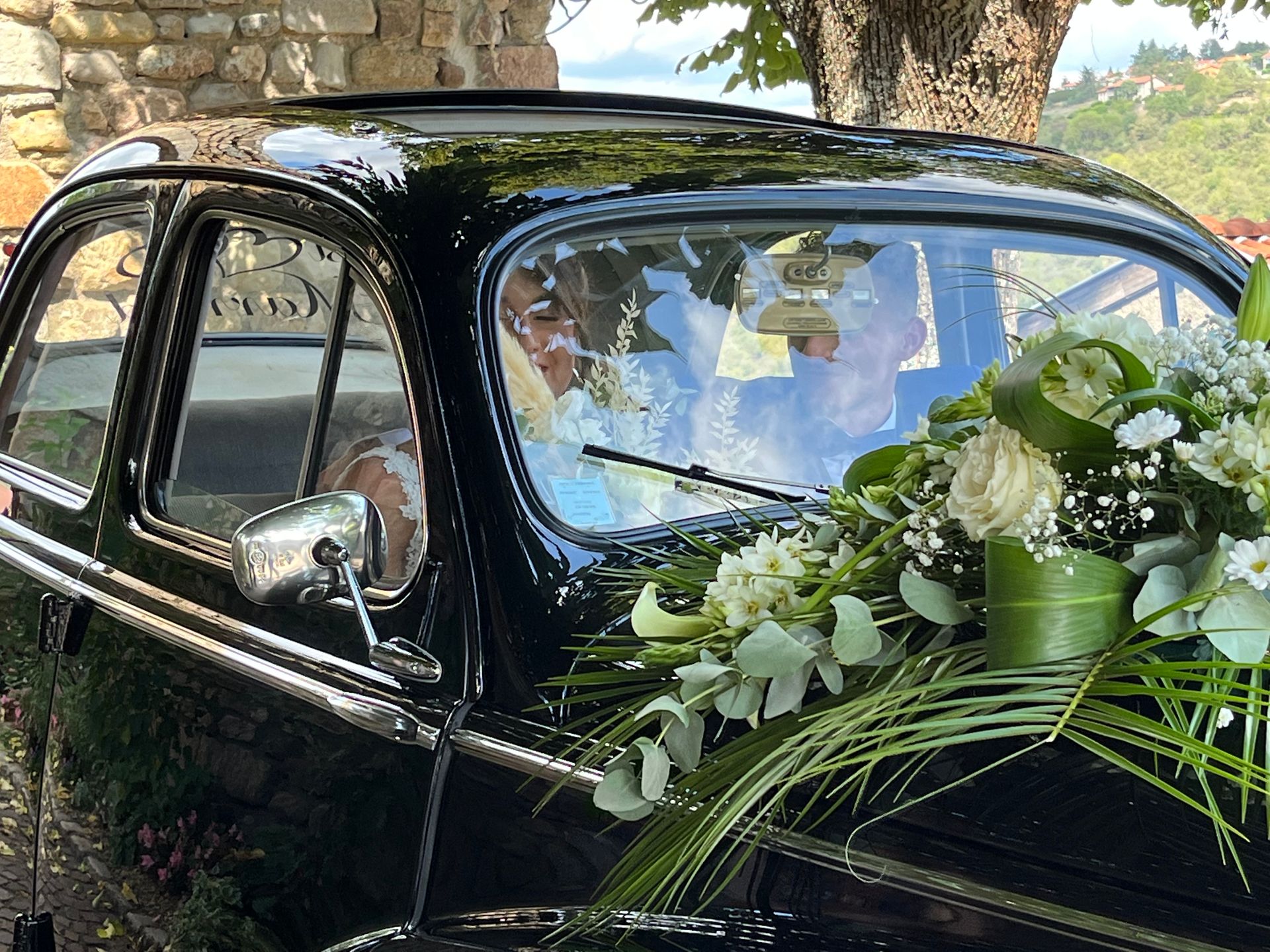 Une voiture noire avec un bouquet