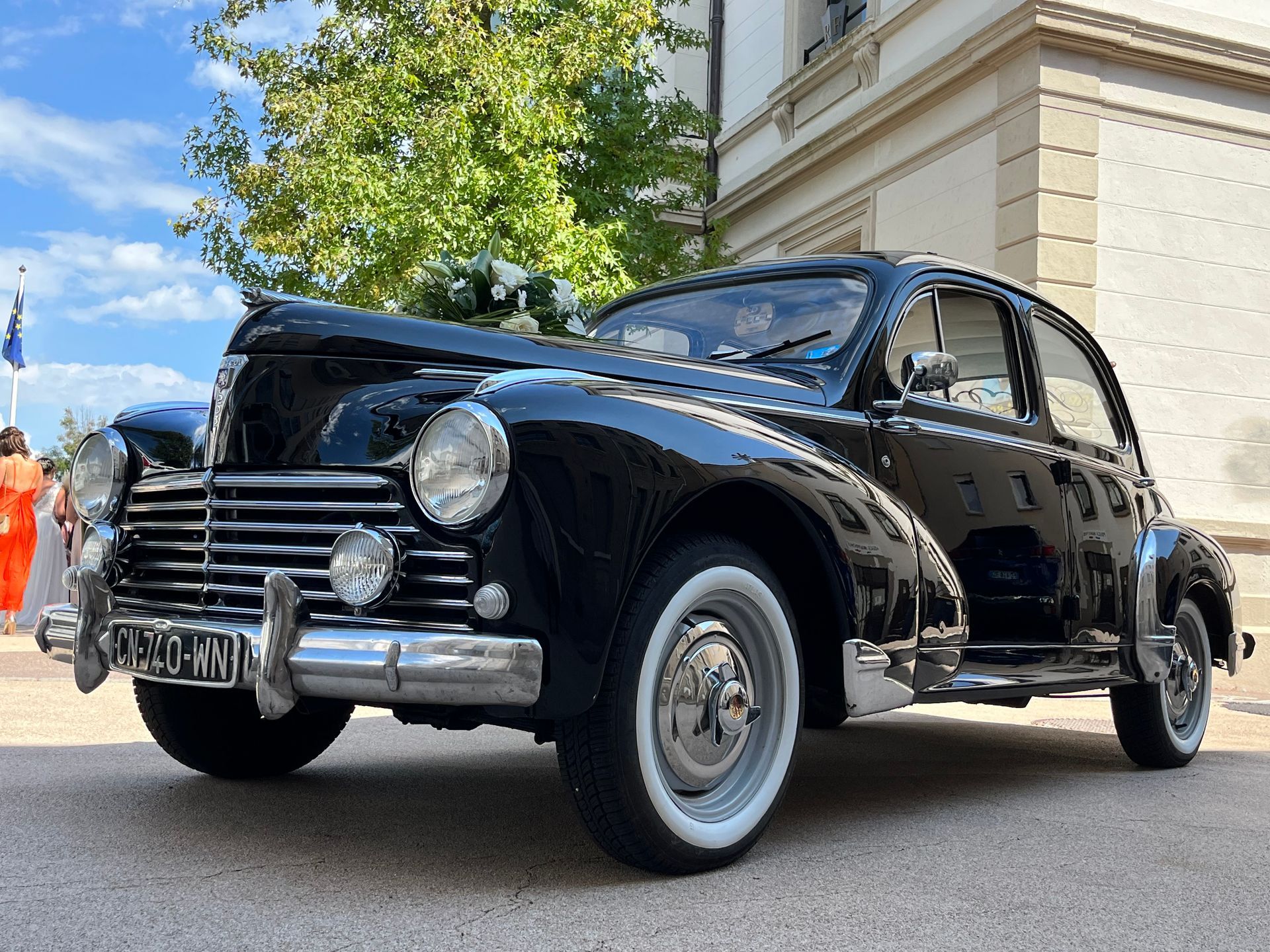 Une voiture ancienne noire