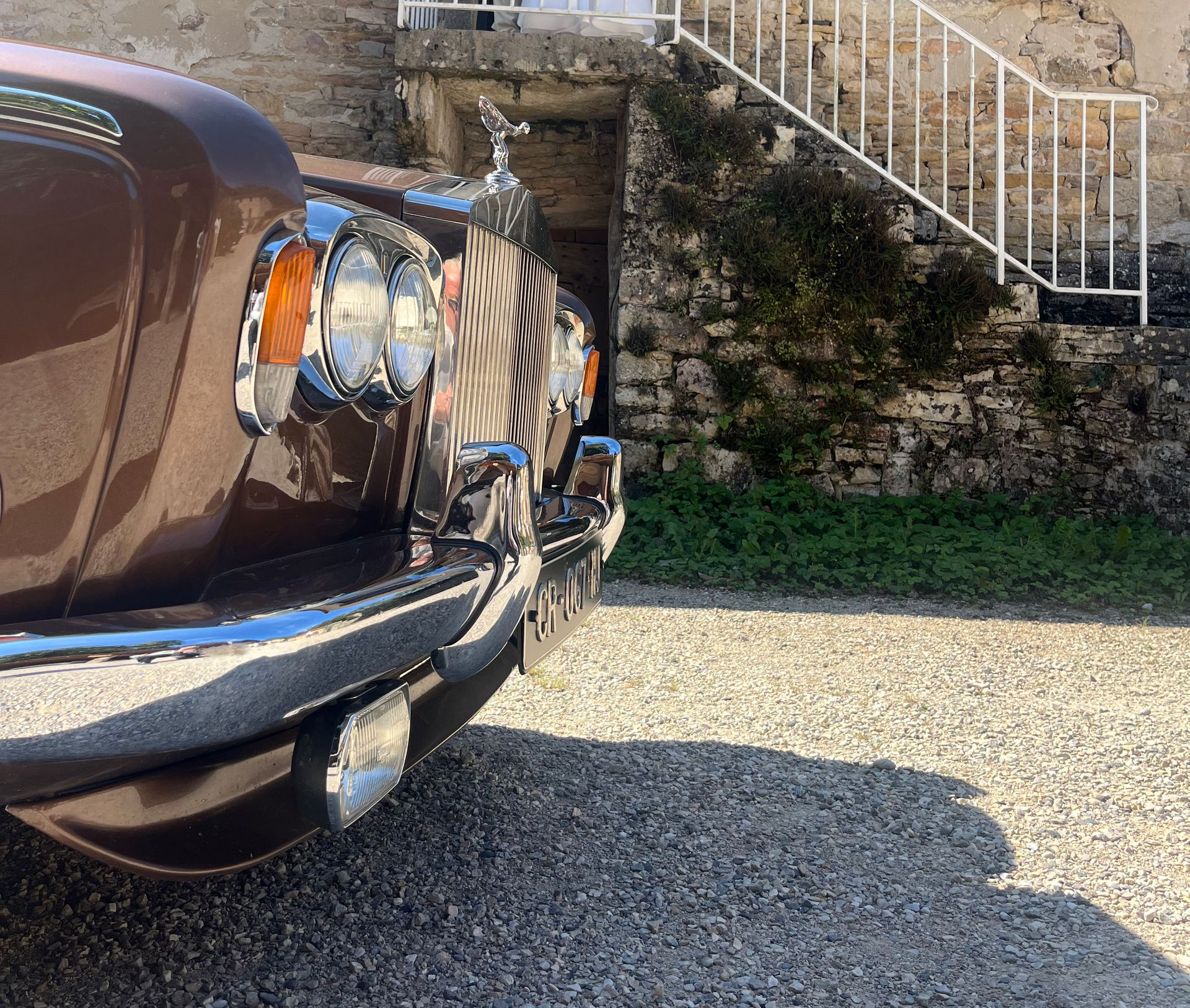Une voiture en gros plan devant une maison