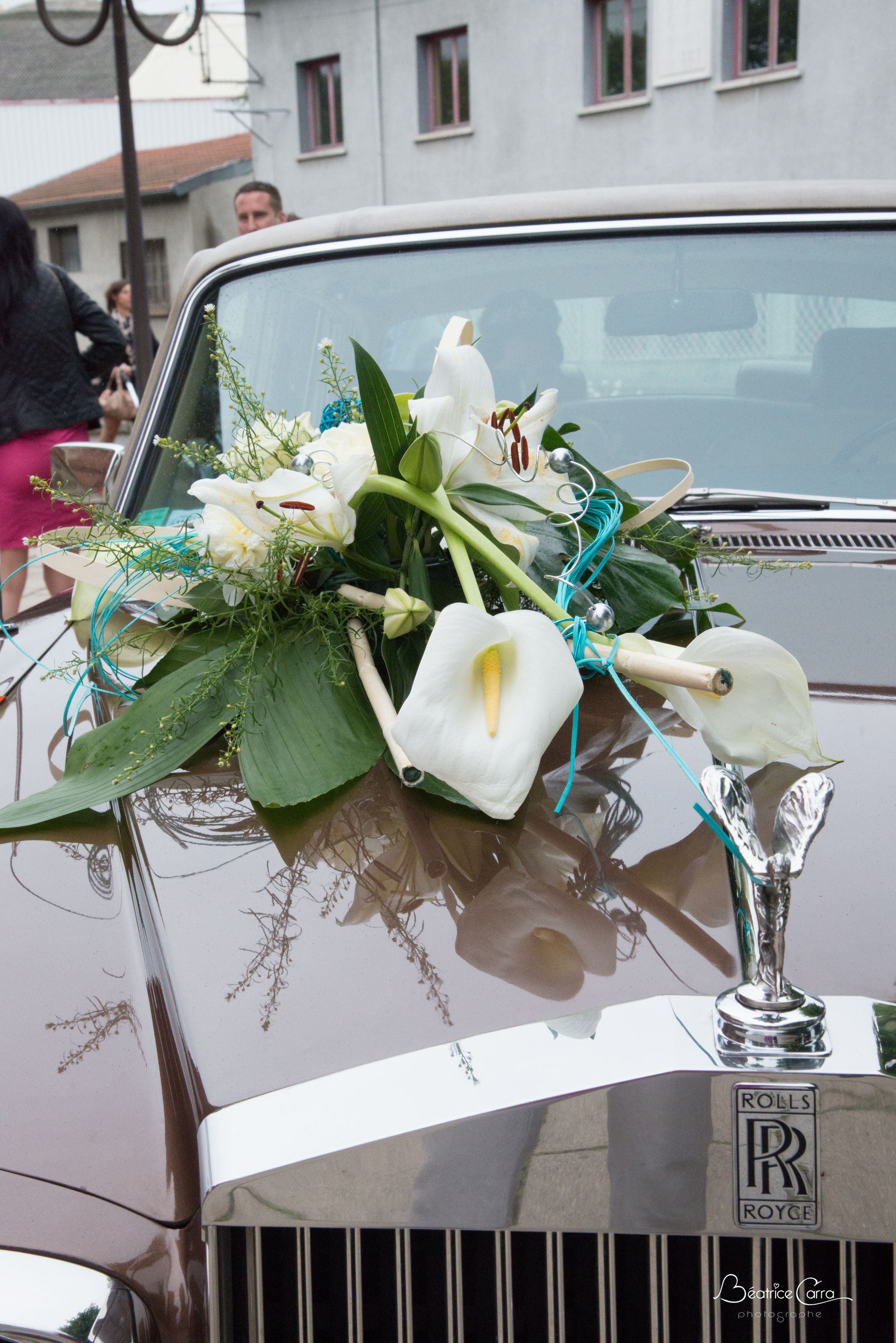 Une voiture marron avec un bouquet de fleurs
