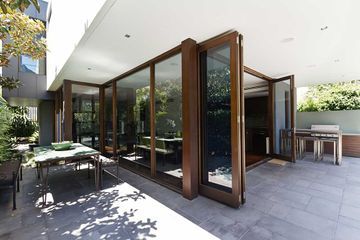 Schiebesystem mit Holzrahmen und Verglasung für eine Terrasse
