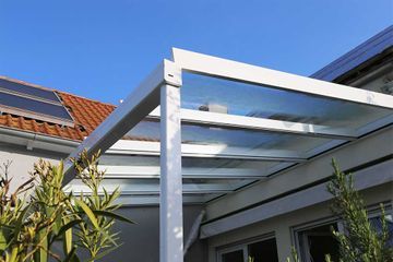 Dach mit Glaselementen für eine Terrasse