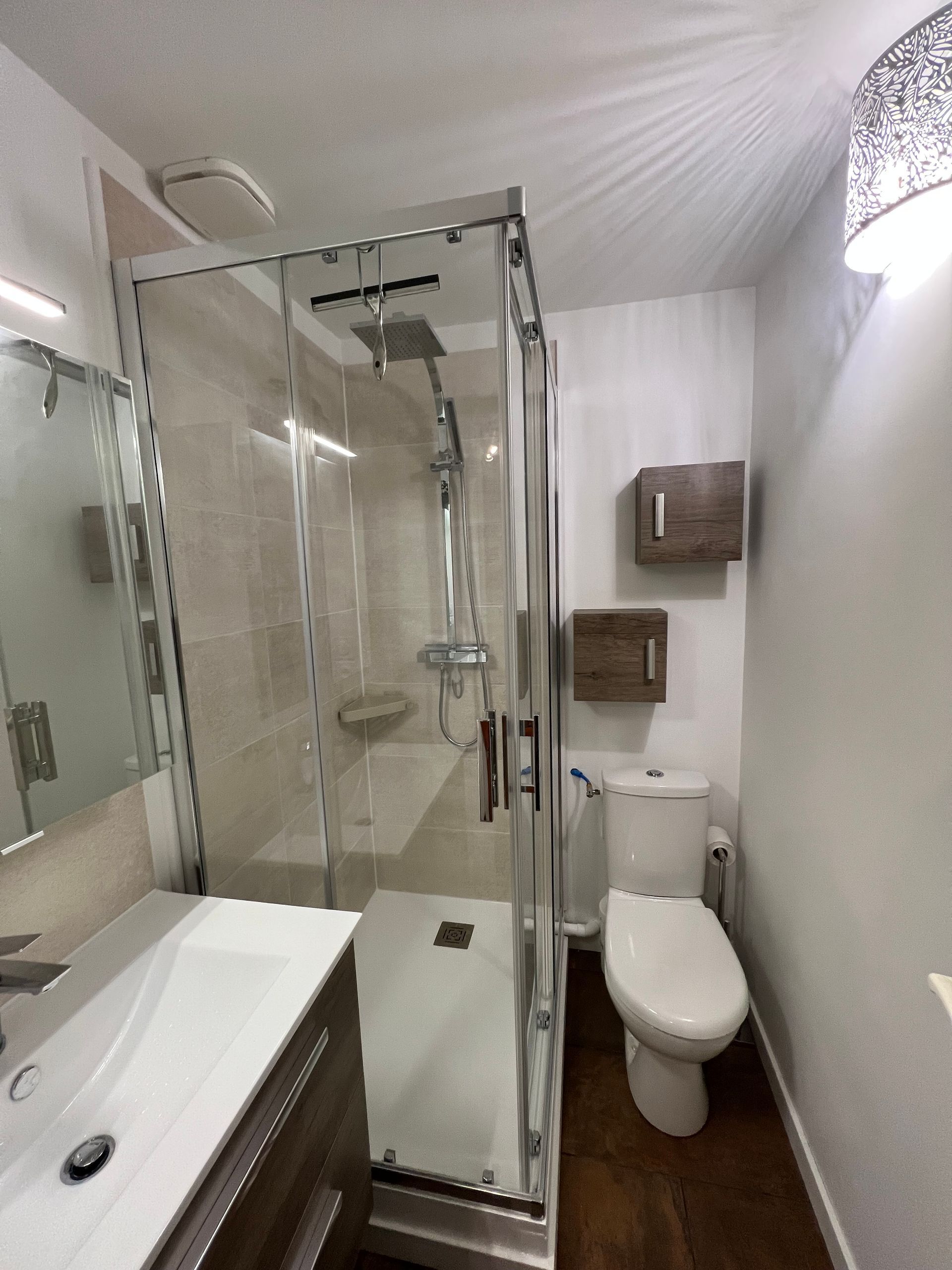 Petite salle de bain avec wc, douche et lavabo