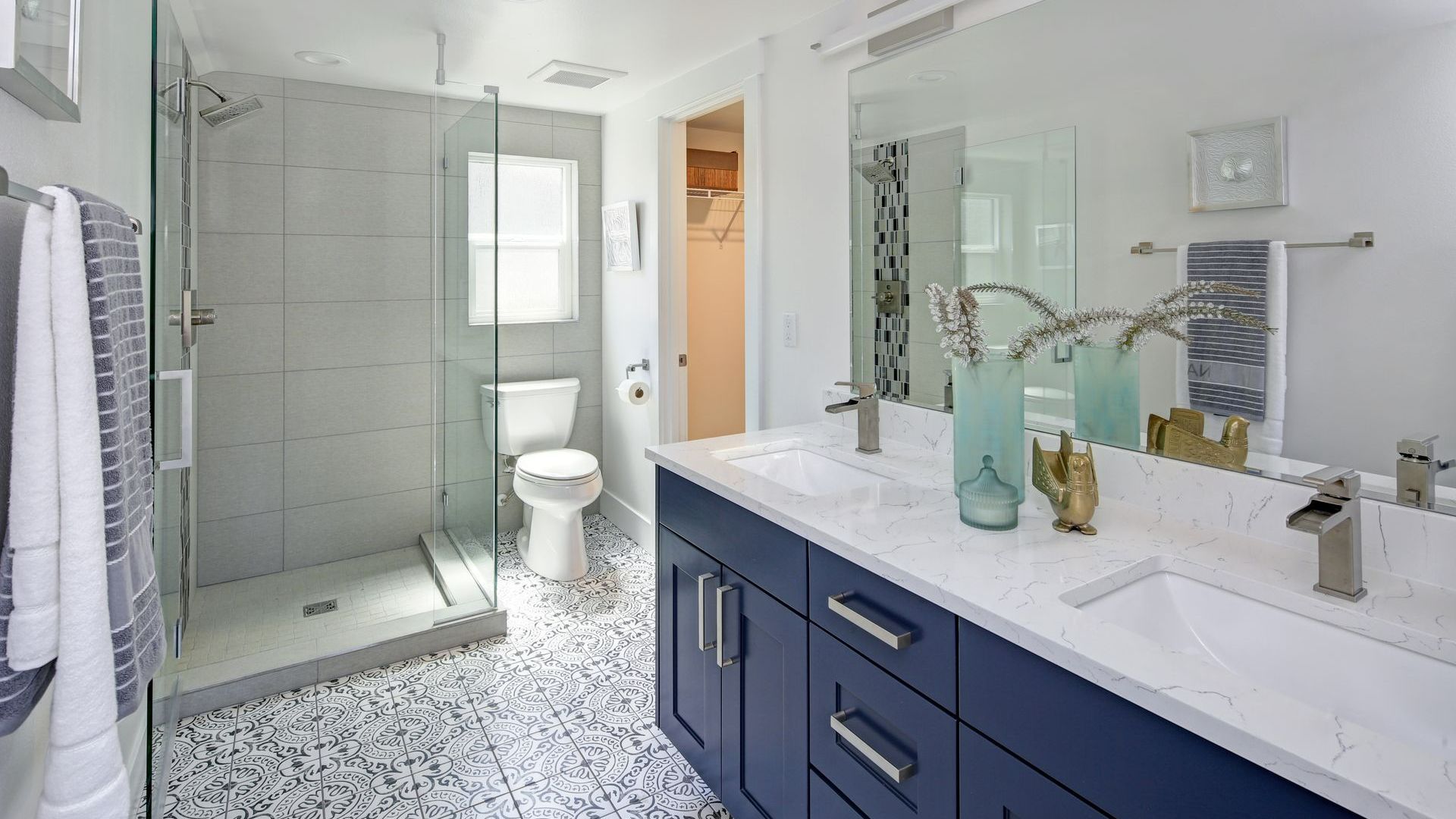 Salle de bains avec douche et meuble double vasque bleu