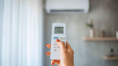 Télécommande pointée vers un climatiseur