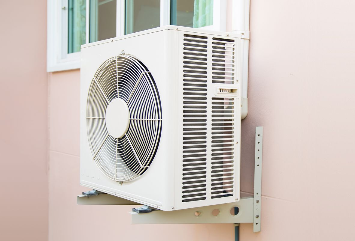 Bloc extérieur de pompe à chaleur, placé sous une fenêtre