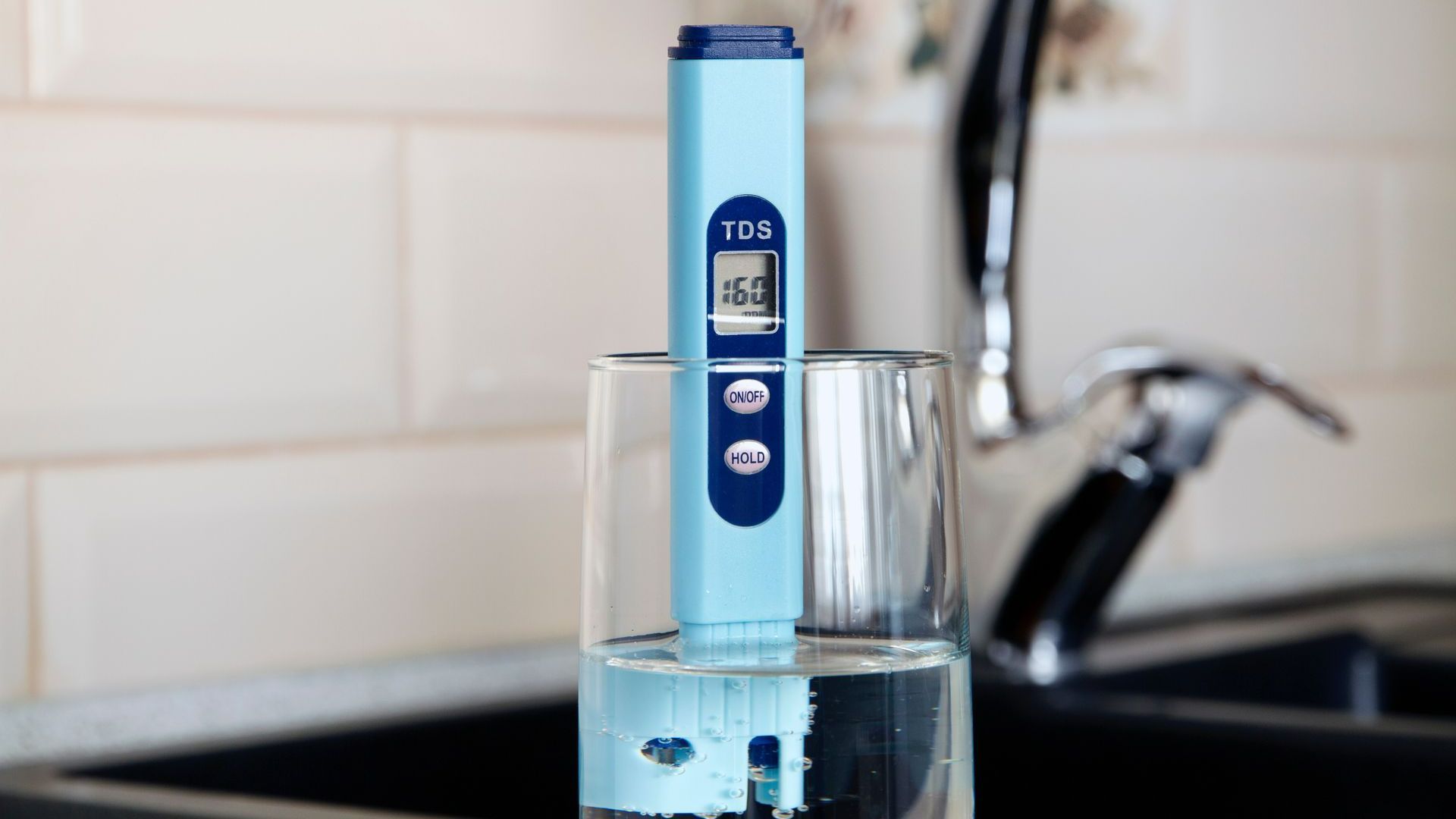 Outil pour mesurer la dureté de l'eau dans un verre