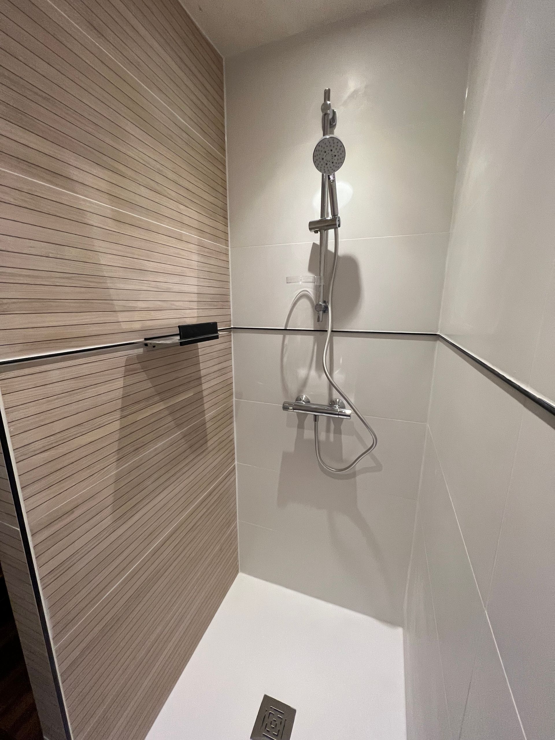 Douche aux parois carrelées et bois