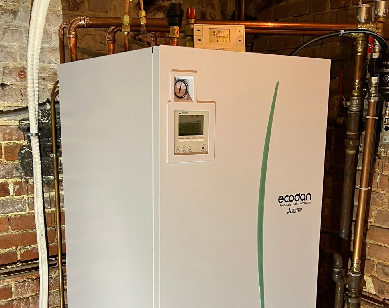 Pompe à chaleur avec liseré vert au centre