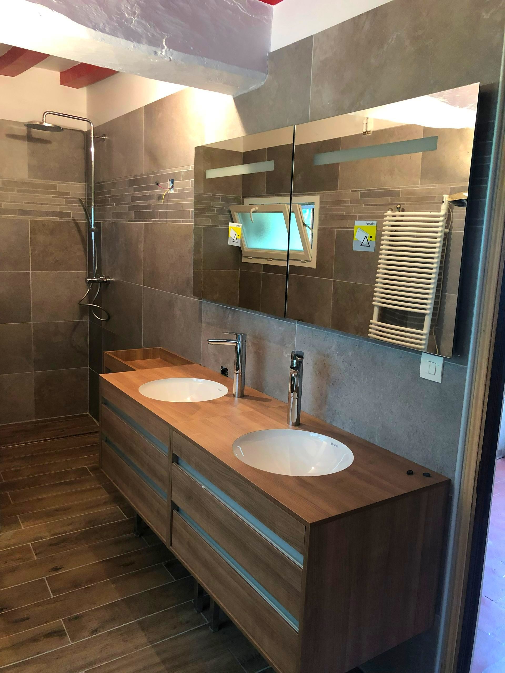 Salle de bain rénovée, meubles en bois, vasques jumelles