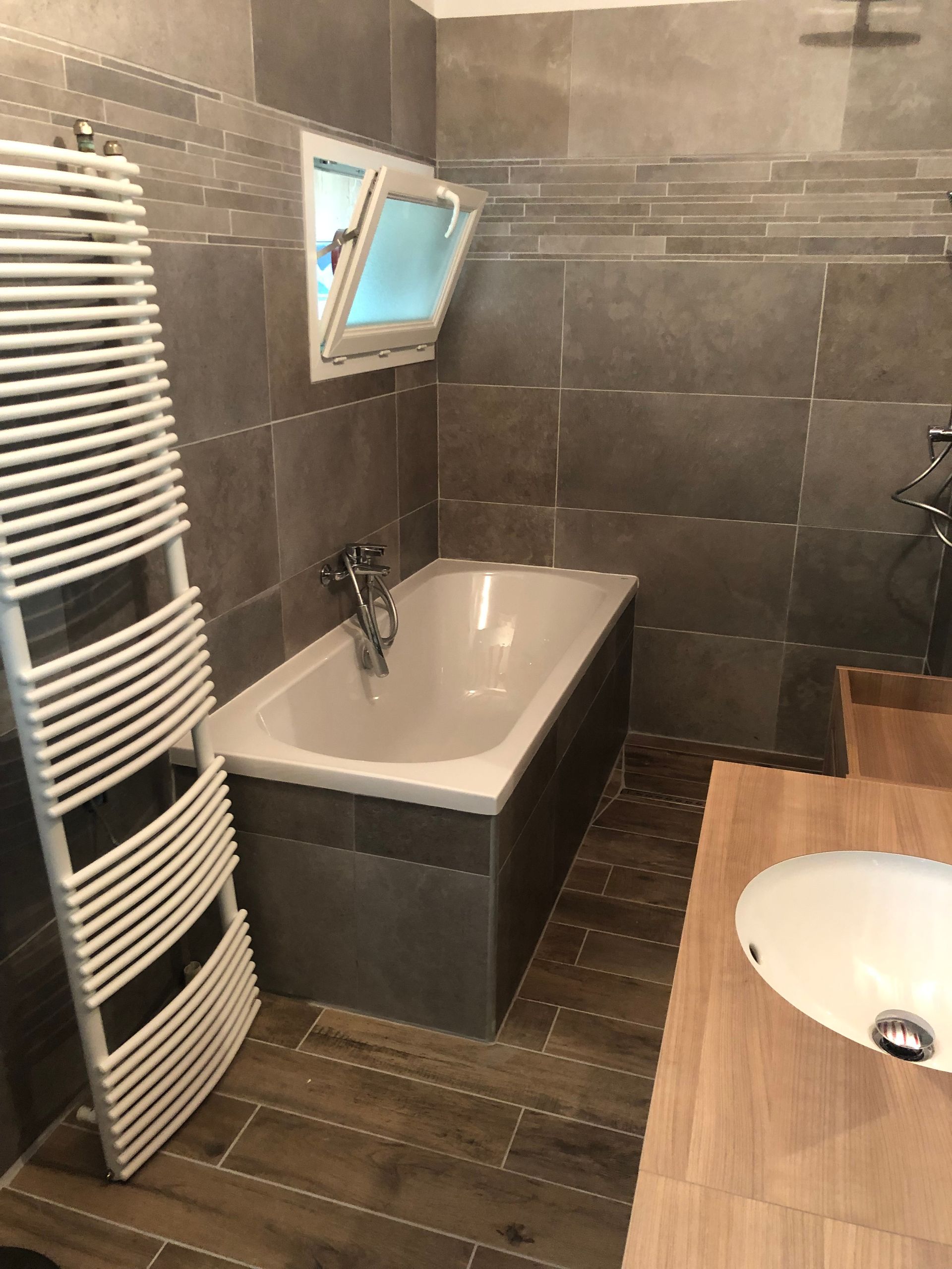 Baignoire et porte-serviettes chauffant