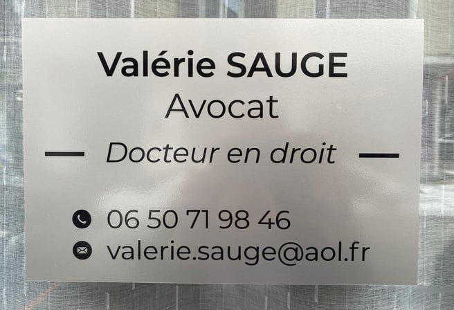 Plaque métallique gravée pour avocate Valérie Sauge, docteur en droit, avec téléphone et e-mail.