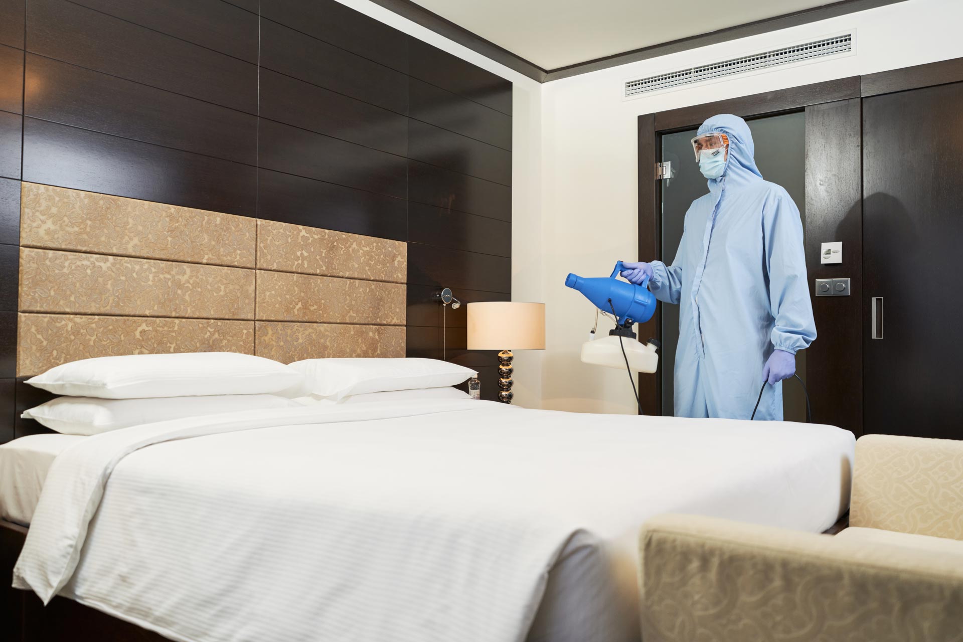 Désinsectiseur en train d'enfumer une chambre d'hôtel pour le traitement des punaises de lit