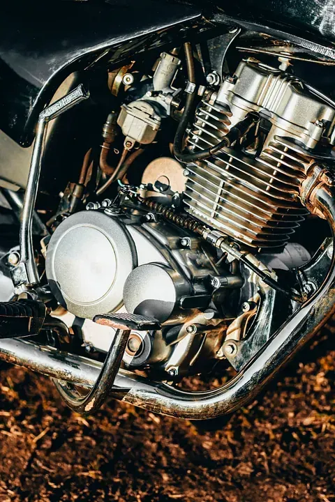 El motor de una motocicleta está apoyado en el suelo.