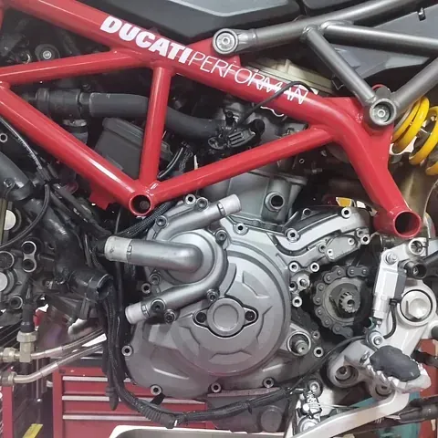 Un primer plano del motor de una motocicleta Ducati Performer