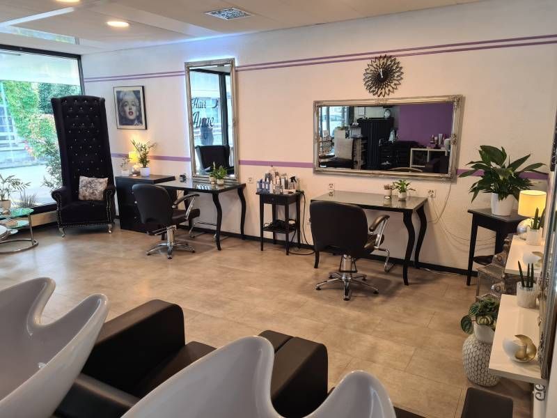 Un salon avec beaucoup de chaises et de tables