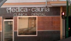 Un edificio con un cartel que dice medica-cauria clinica dental