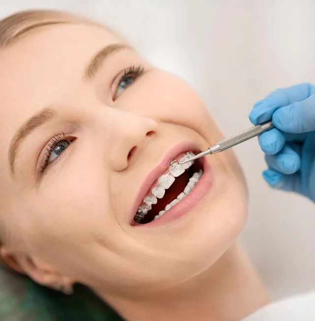 Una mujer está siendo examinada por un dentista.