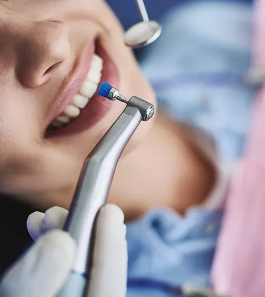 Una mujer está siendo examinada por un dentista.