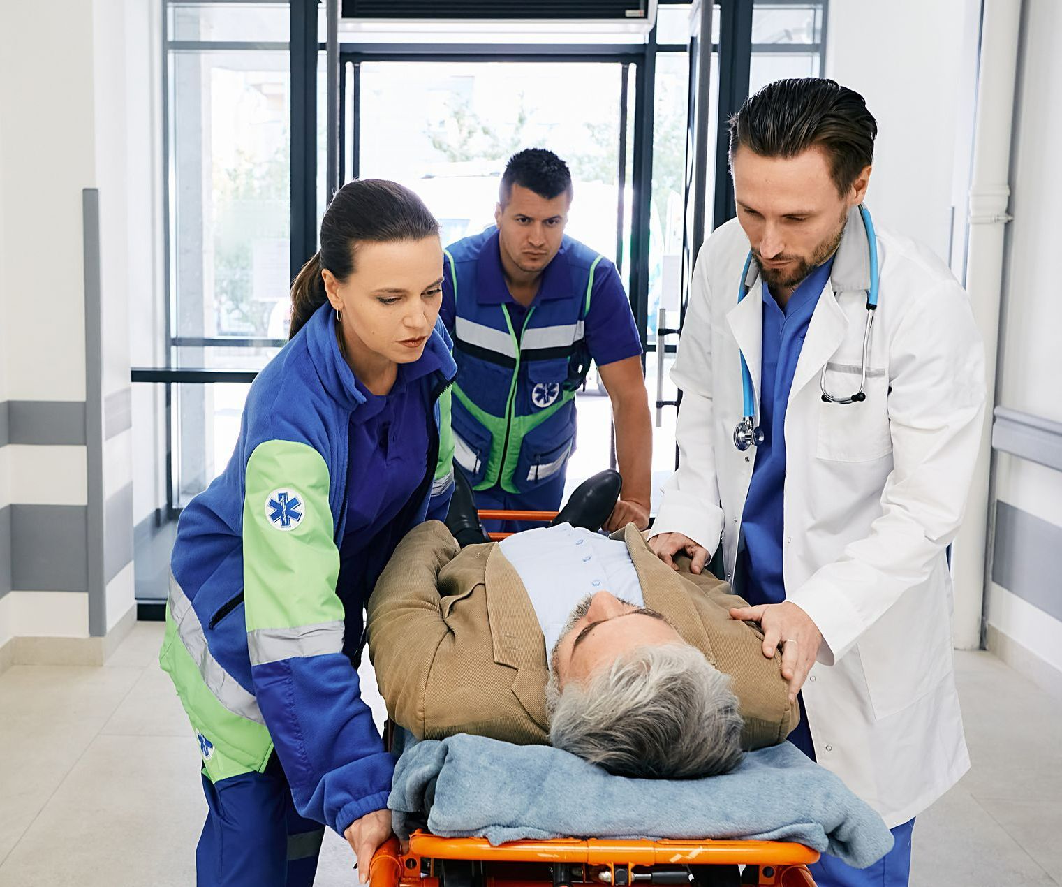 Femme souriante utilisant son téléphone dans la rue