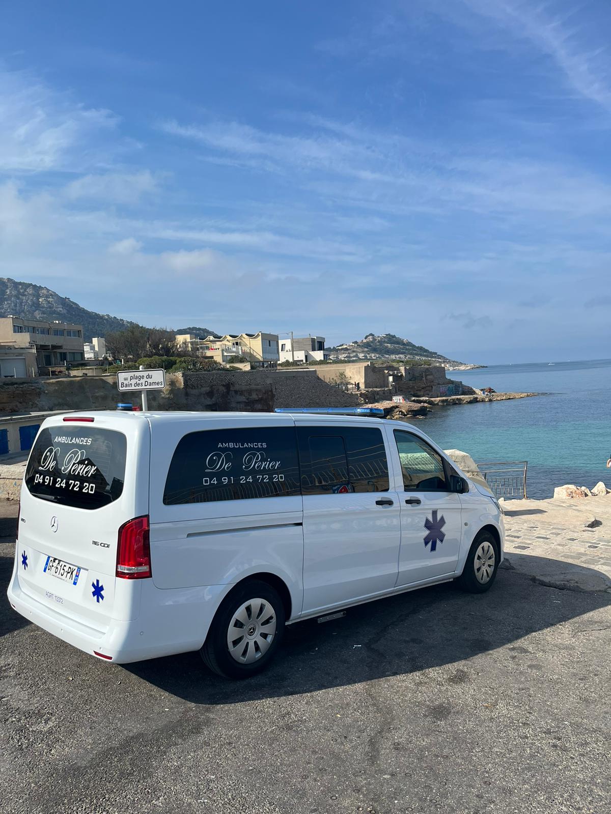 Véhicule de l'entreprise face à la mer