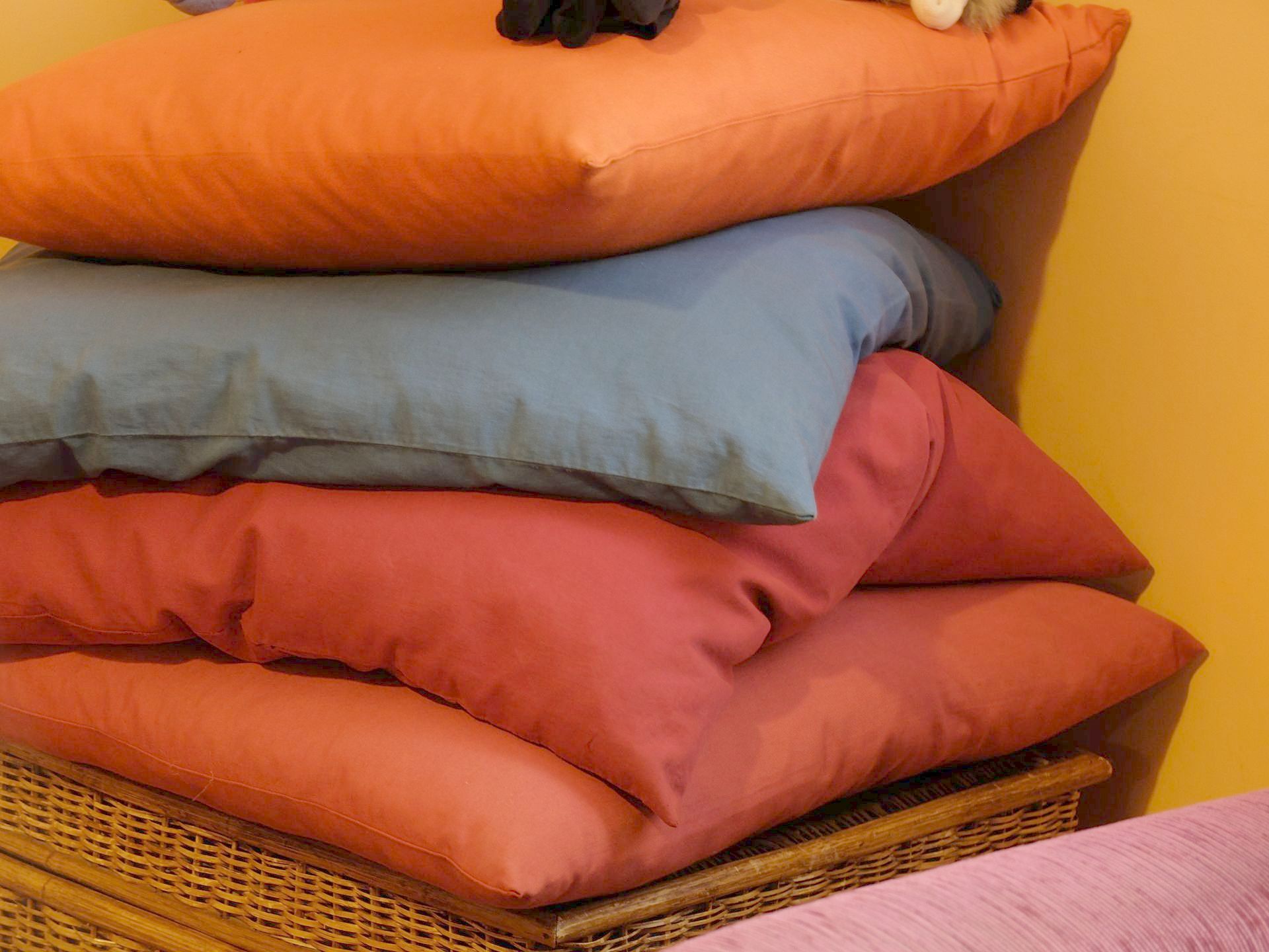 Un montón de almohadas están apiladas una encima de otra