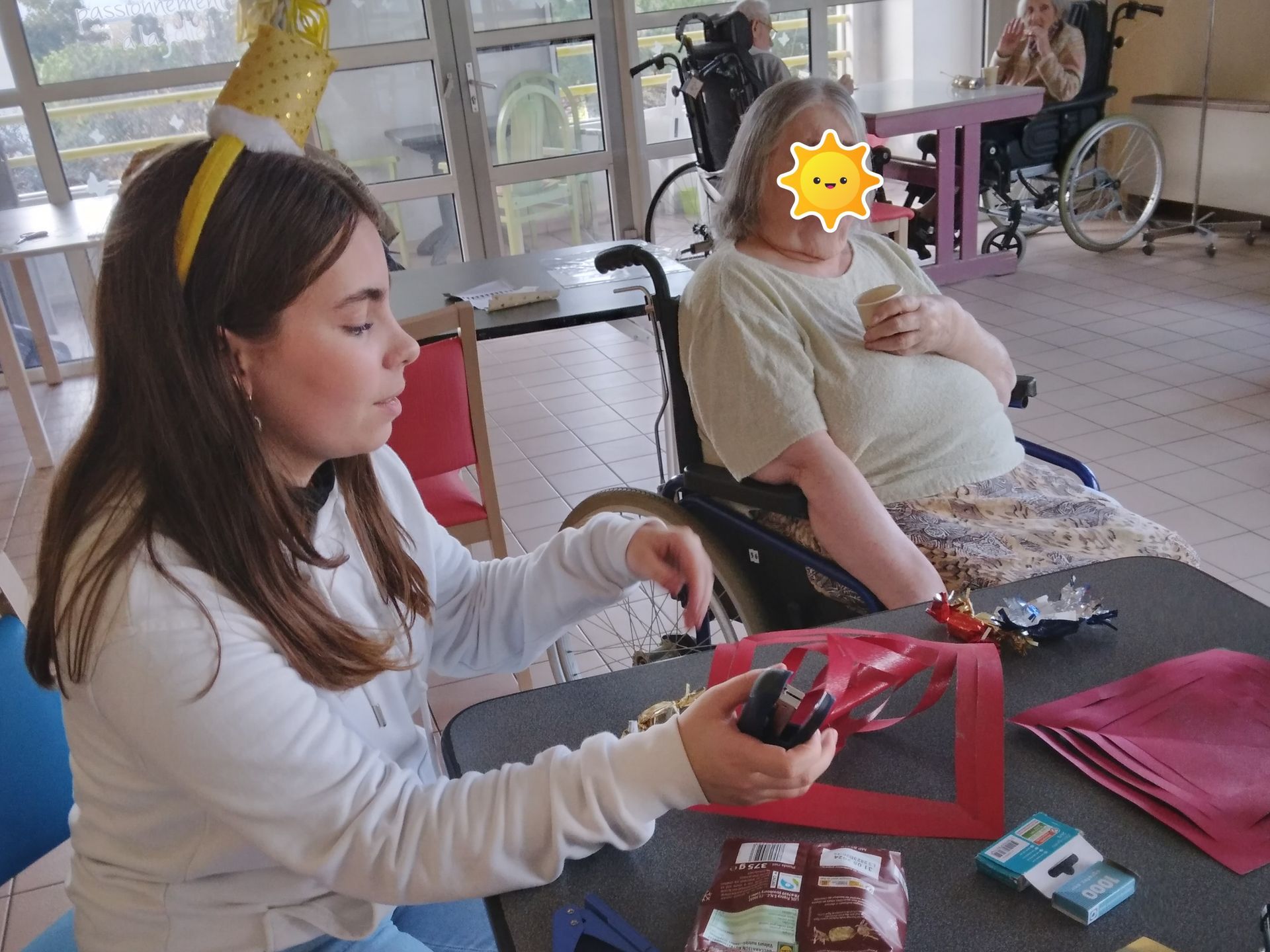 Élève accompagnant une personne âgée lors d'un atelier de décoration