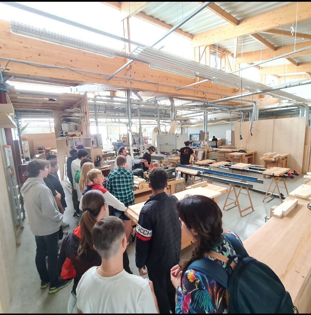 Élève dans une menuiserie