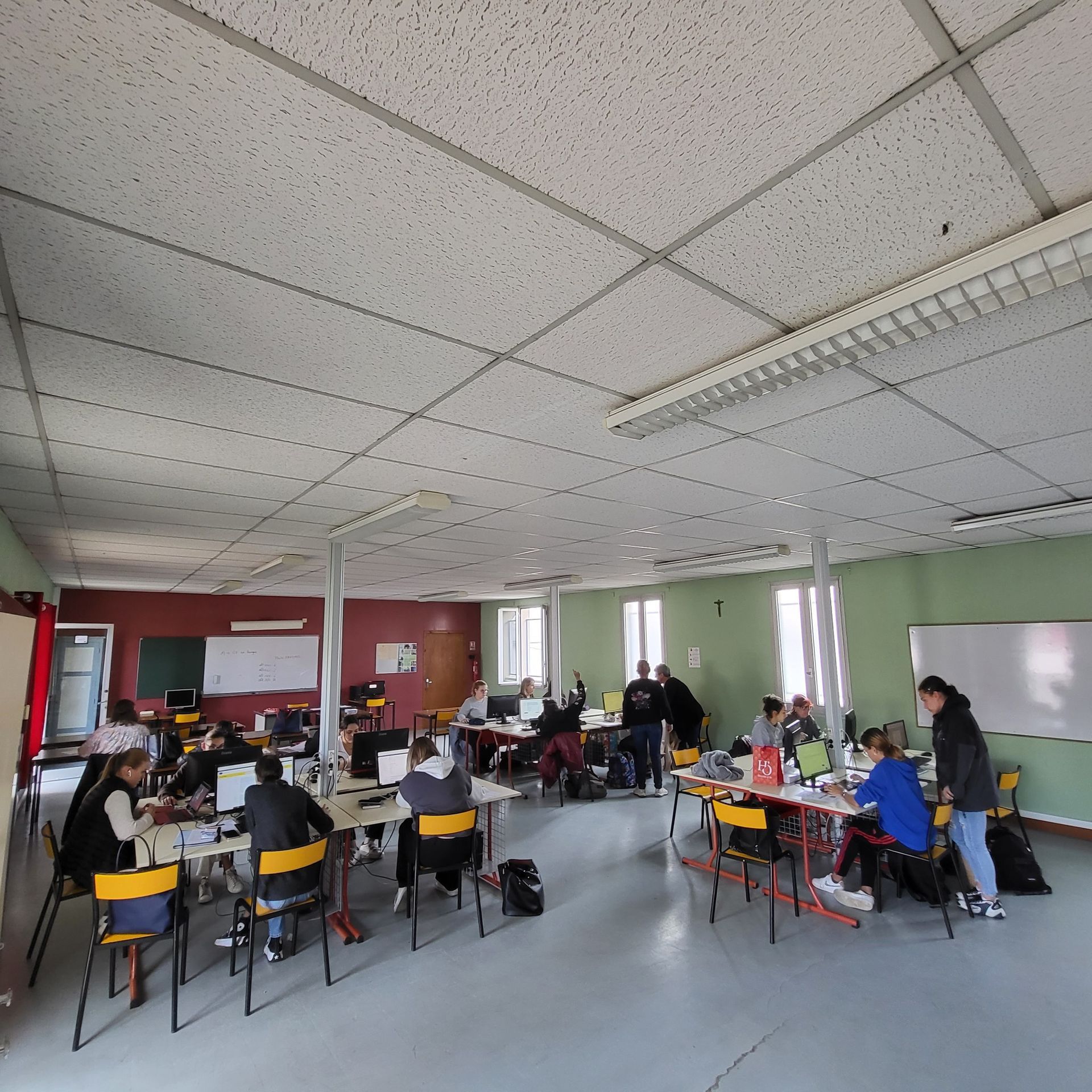 Classe de lycée avec des élèves installés à des tables