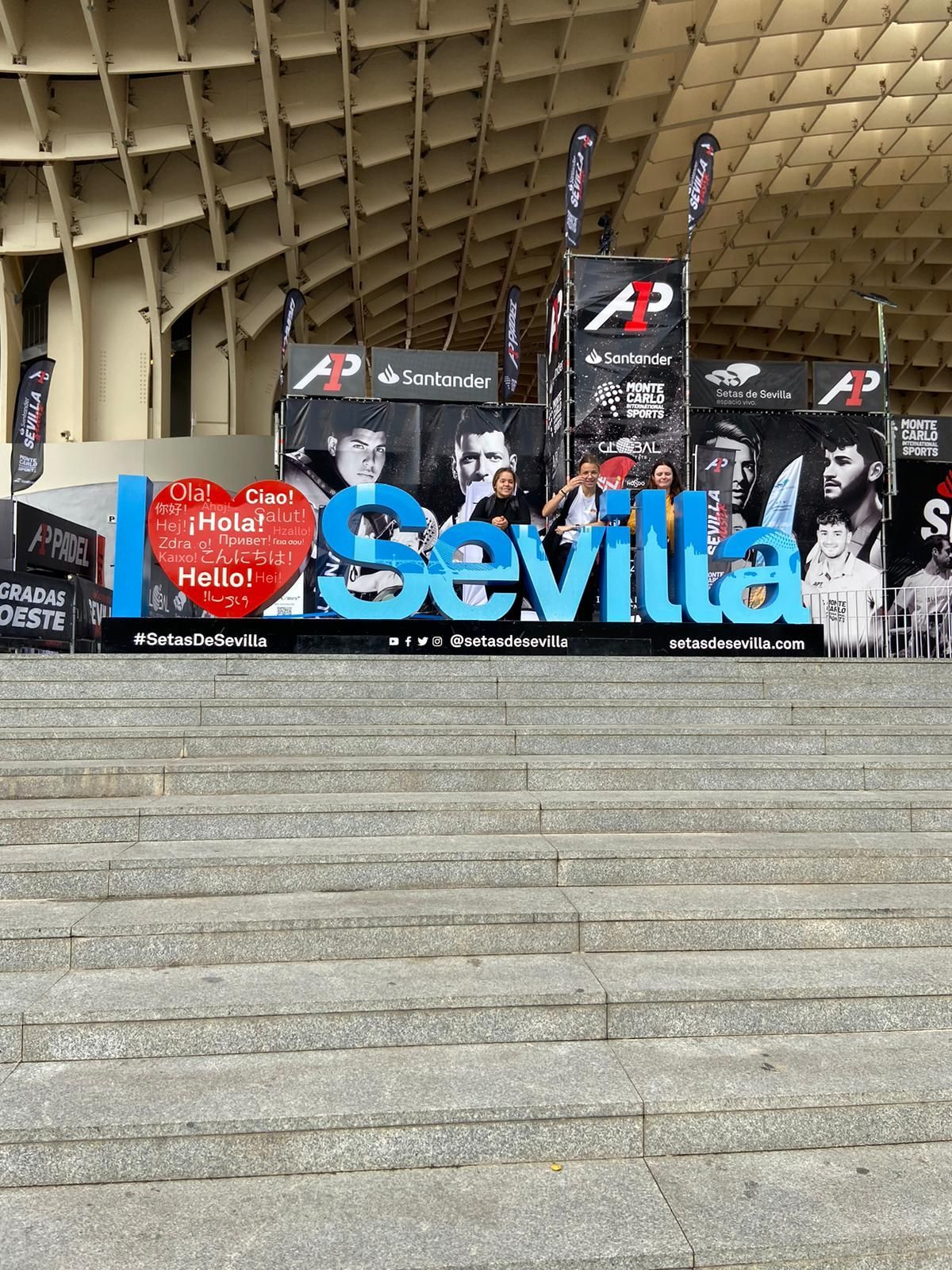 Des étudiants posent devant une installation avec les lettres du mot Sevilla