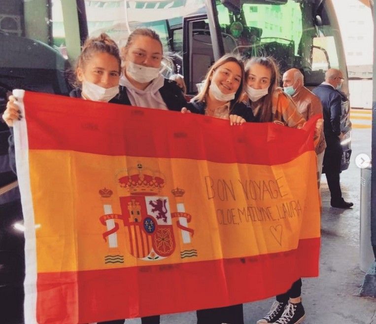 Drapeau espagnol porté par des étudiantes