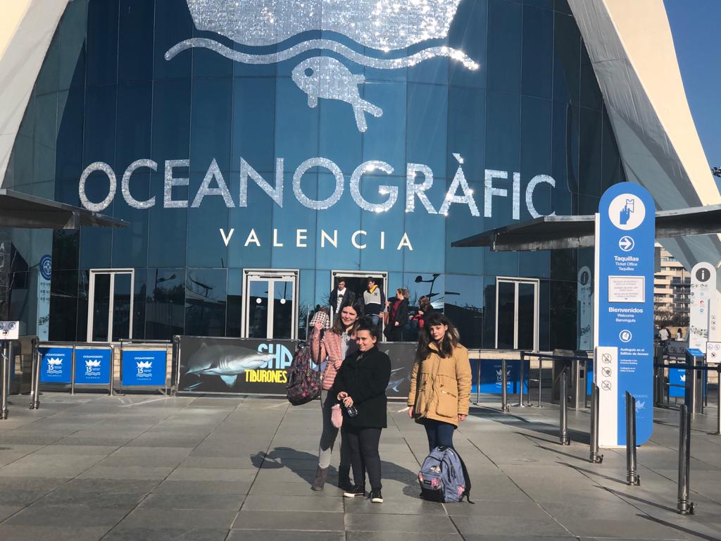 Groupe d’élèves devant l’entrée de l’Oceanogràfic à Valence