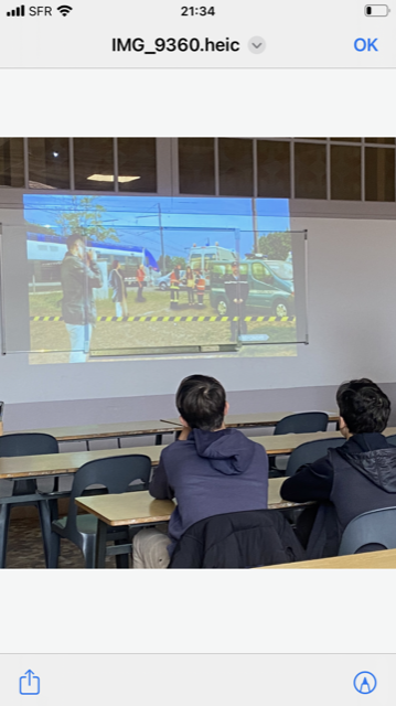 Élèves en classe regardant une vidéo projetée par un vidéoprojecteur