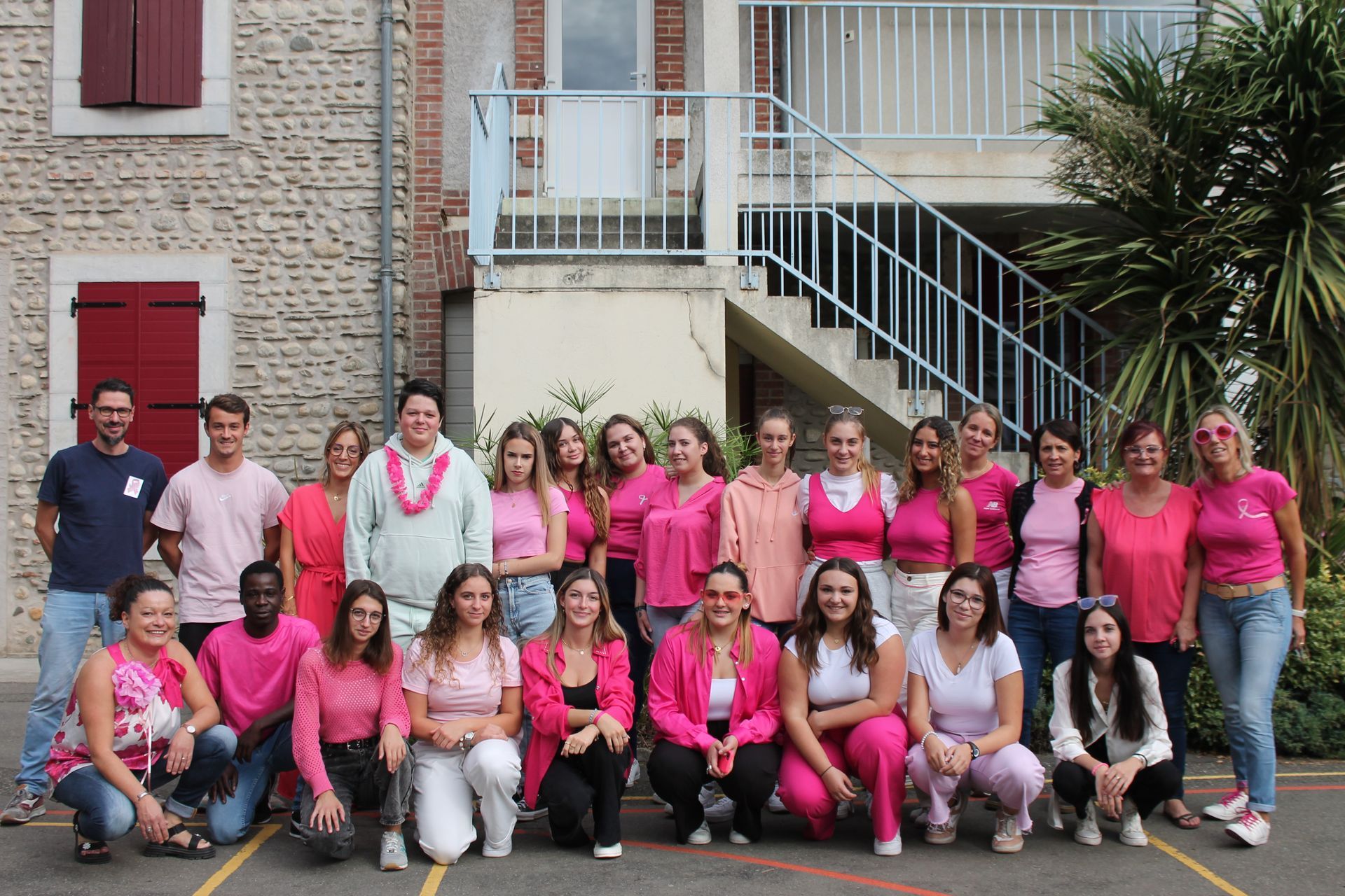 Photo de classe à l'occasion d'octobre rose