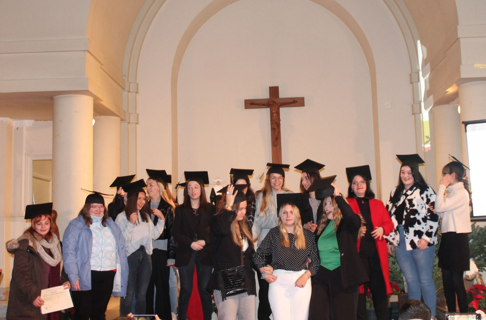 Élèves diplômés dans un édifice religieux