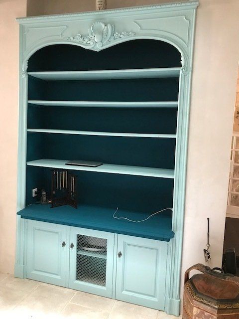 Bibliothèque en tilleul massif et porte panneau plate bande