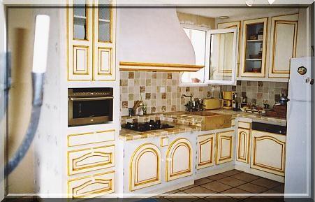 Cuisine moulures jaunes