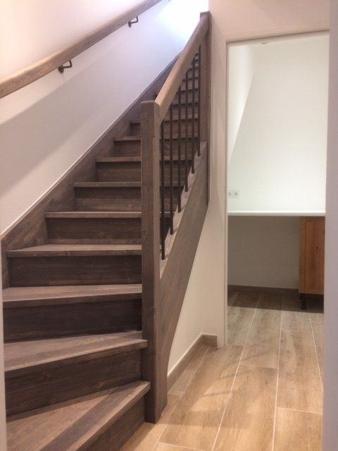 Escalier 2/4 tournants en sapin massif avec contremarches