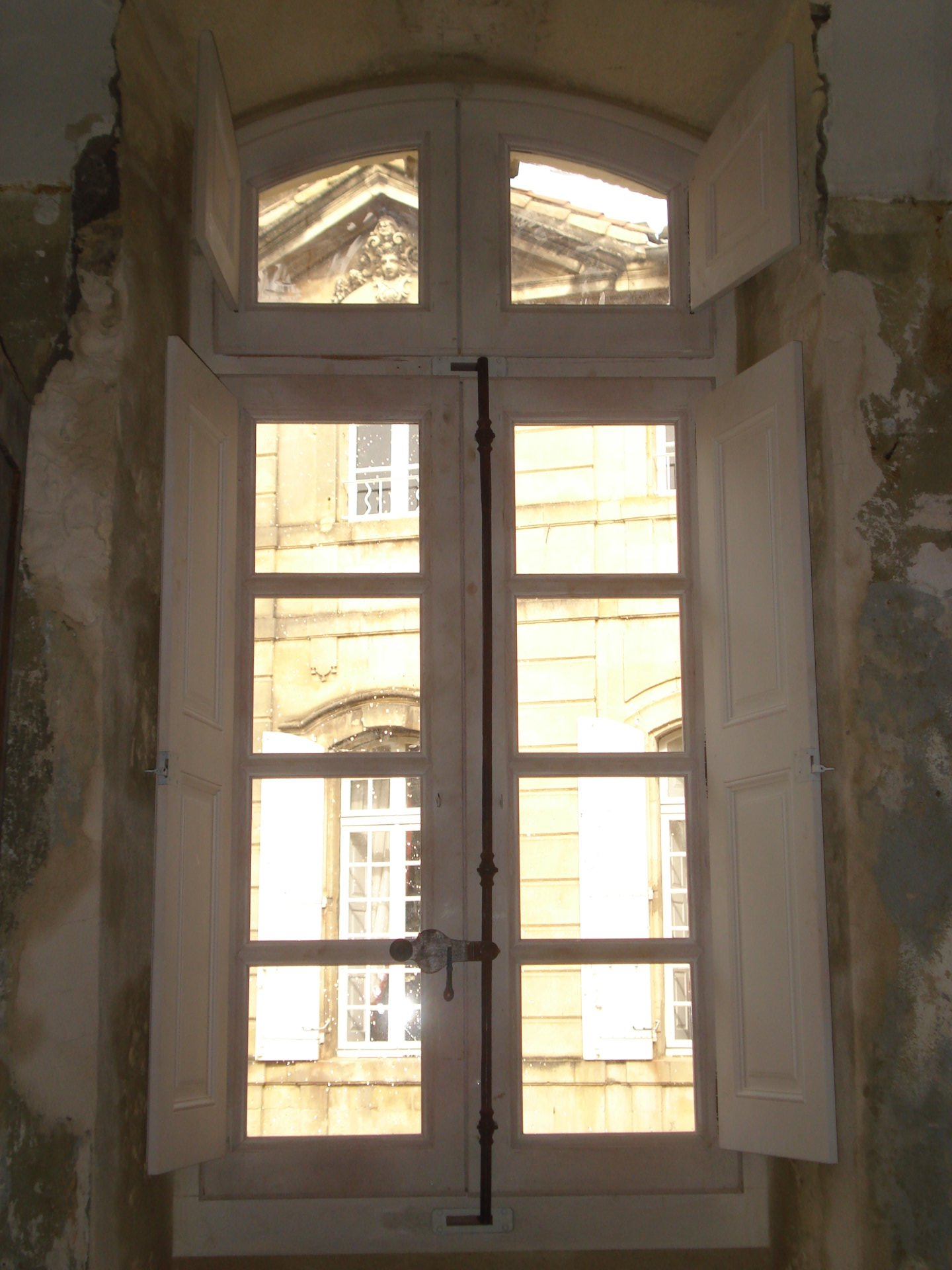 Fenêtre à petits bois avec imposte ouvrante