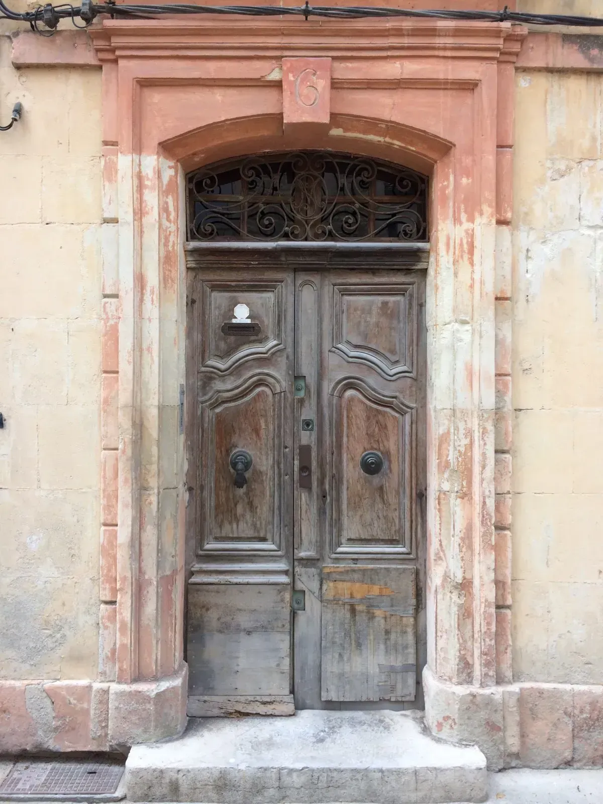 Porte ancienne du 18ème avant restauration