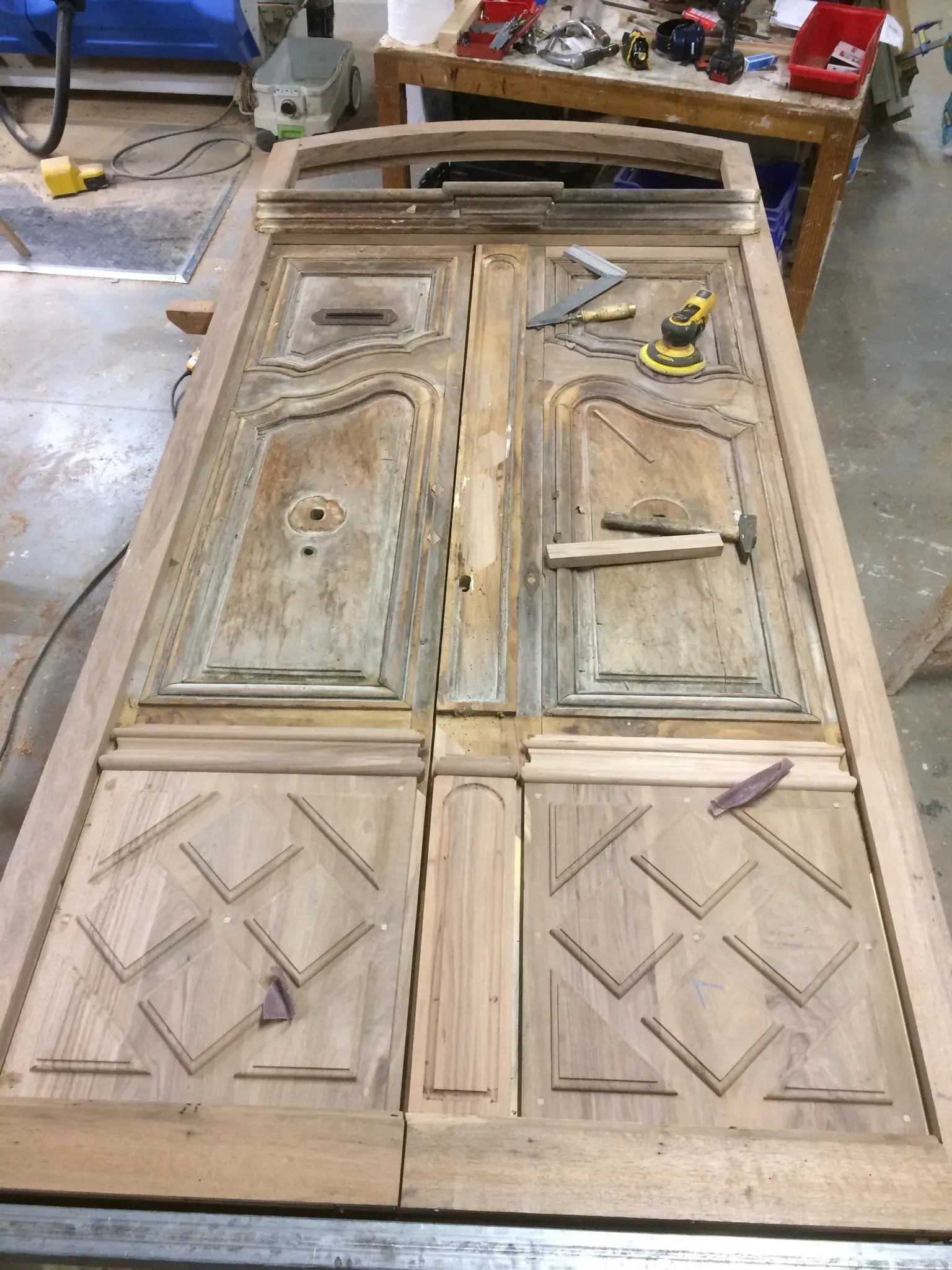 Porte ancienne du 18ème pendant restauration