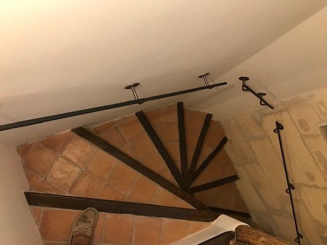 Mains courantes fer plein posées sur écuyers