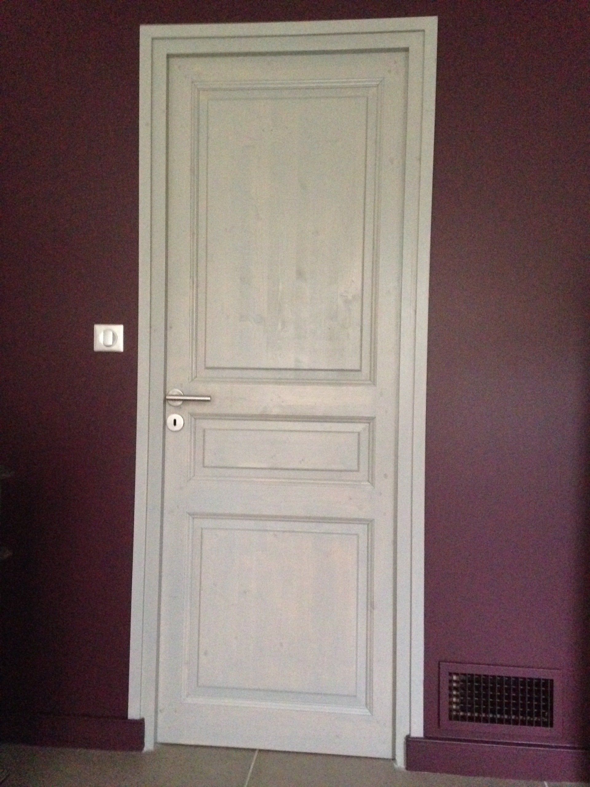 Porte intérieur blanche avec moulure