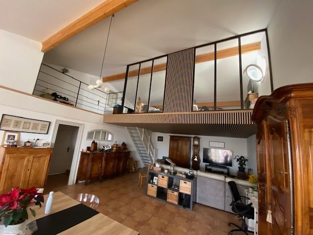 Verrière avec garde corps acier vue du bas avec plafond en latte de chêne