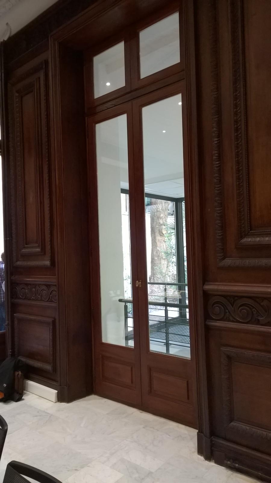 Porte fenêtre bois sombre