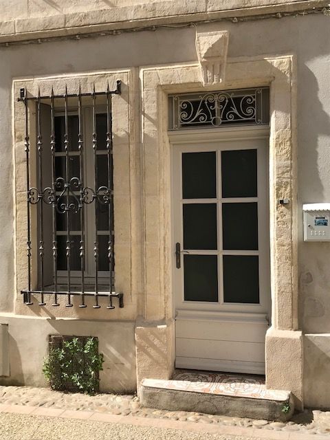 Porte d'entrée vitrée style provençale avec porshe centre ancien Arles
