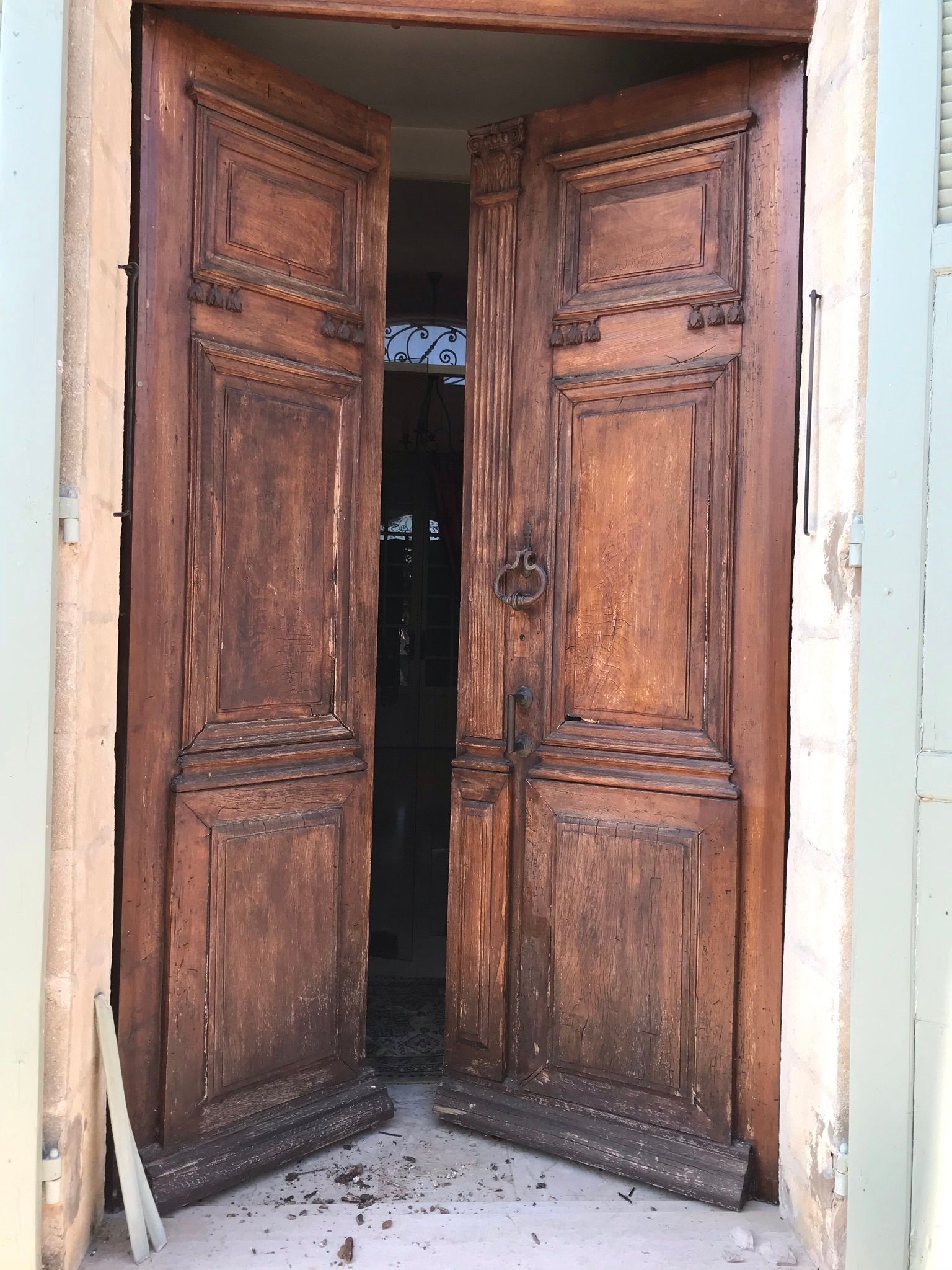 Avant restauration de porte ancienne monumentale